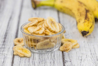 Vente directe d'usine croustilles de banane séchées frites sous vide à basse température collation saine avec texture dure goût sucré emballé dans des sacs