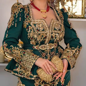 Veste traditionnelle algérienne vert bouteille et robe Badroune 2025, broderie avec des perles de verre cristal, des perles de pierre et des travaux de Dabka - Product Image 1