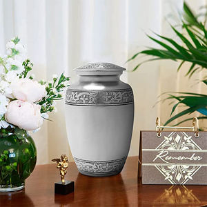 Urna de cremación ecológica de estilo europeo de latón hecha a mano de primera calidad para cenizas recuerdo conmemorativo duradero con opciones personalizables - Product Image 1