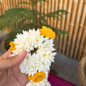 Gajra de Jazmín Hecha a Mano para un Look Nupcial Festivo, Celebra la Elegancia India Atemporal con Flores de Rosa - Product Image 1