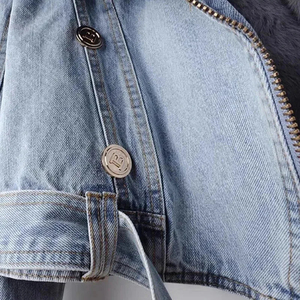 เสื้อแจ็คเก็ตยีนส์ผู้หญิงสำหรับฤดูหนาว แต่งปกขนเฟอร์เทียมแบบฟ็อกซ์  แบบสั้น อุ่นสบาย บุขนกระต่าย แฟชั่นโอเวอร์โค้ท - Product Image 4