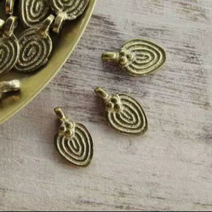 Magnifiques breloques en laiton en spirale, breloques en laiton, breloques brutes, breloques plaquées argent, breloques pour macramé et fabrication de bijoux, 18*14mm - Product Image 1