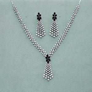 Collier classique en diamant américain serti de bijoux de mode à taille princesse plaqués rhodium à vendre par des grossistes indiens - Product Image 1