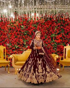 Impresionante Vestido de Novia Lehenga Choli de Seda, Largo hasta el Suelo, Adornado con Deslumbrantes Cuentas de Cristal, Pedrería y Trabajo Dabka, para Bodas 2025 - Product Image 1