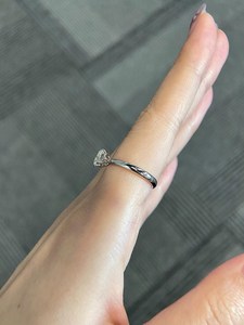 Bague solitaire en diamant de laboratoire de 1 carat, minimaliste, 4 griffes, bande en or jaune massif 10 carats, certifiée IGI, unisexe - Product Image 4