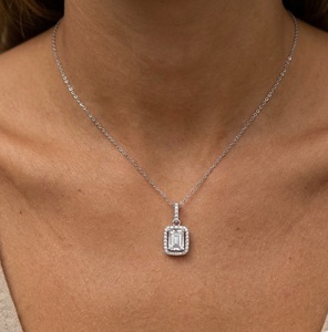 จี้เพชรโมอิสซาไนต์ทรง Emerald Cut ดีไซน์ Halo น้ำหนัก 2.00 กะรัต เกรด VVS สร้อยคอแฟชั่นสำหรับผู้หญิง เครื่องประดับเงินแท้ 925 - Product Image 6