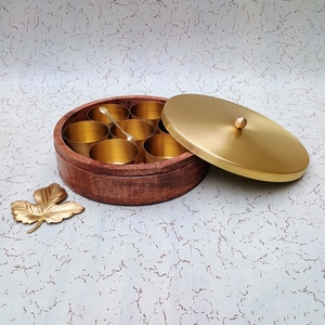Maß gefertigte Gewürz box aus Messing mit vier Fächern, die jeweils einen kleinen Löffel enthalten. Ideal für den Weiter verkauf und den persönlichen Gebrauch - Product Image 5