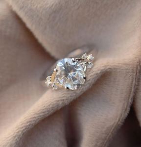 Anillo de corte ovalado de moissanita blanca lujosa de Plata de Ley 92,5, regalo de graduación para hija - Product Image 2