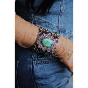 Brazalete de Plata de Ley con Turquesa Kings Manassa de Alex Sanchez - Product Image 1