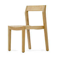 Chaise en bois avec siège à latte, finition naturelle conçue pour la durabilité et la chaleur visuelle idéale pour les repas, les mariages et les événements