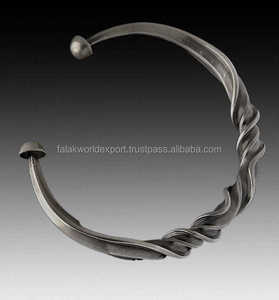 Bracelet en acier Damas fait main, forgé à la main, motif précieux, pour hommes et femmes, de Falak World Export - Product Image 1