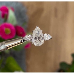 Anillo de Compromiso con Diamante Cultivado en Laboratorio, 4.00ctw, Corte Pera, Color EF, Claridad VS, Diseño de Tres Piedras, Oro 10k/14k/18k, Platino, Certificado IGI - Product Image 1
