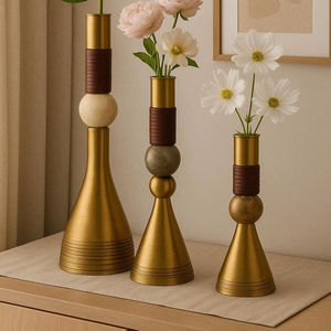 Vase haut minimaliste vintage en or avec perles en bois pour les espaces de vie luxueux, les intérieurs d'hôtellerie et la décoration de fête en provenance d'Inde - Product Image 1