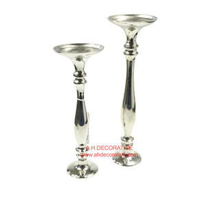 Bougeoir de pilier décoratif antique argenté pour la décoration de la maison Bougeoir fait main en aluminium plaqué argent au design unique - Product Image 4