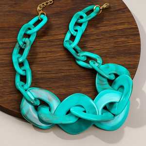 Collar único de cuentas de resina, pieza de declaración bellamente diseñada, perfecta para trajes casuales y formales - Product Image 3