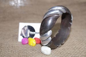 Bracelet en bois brun traditionnel pour femmes avec bracelets à la mode en aluminium - Product Image 2