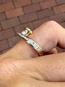 Dernière bague de fiançailles et de mariage en or jaune 14 carats avec diamant naturel taillé en canal, design unique 2026, par un grossiste OEM - Product Image 3