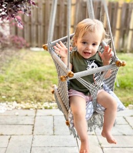 Balançoire pour tout-petits en macramé naturel fait main tendance - Product Image 1