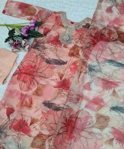 Georgette Formal Wear Salwar Kameez Anarkali Suit avec Cutwork moderne et Bordures de patch pour l'élégance du soir. - Product Image 4