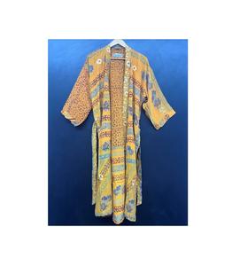 Bata Kimono de Seda Crepé con Estampado Floral de Inspiración Vintage, Suave y Fluida, Hecha a Mano en India, de Lujo, para Primavera/Verano, con Cuello en V y Elástico en la Parte Delantera - Product Image 1