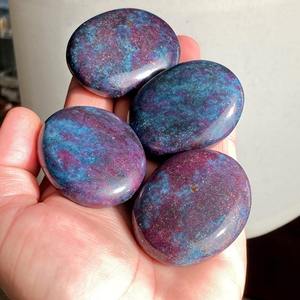 หินรูบี้ไคยาไนต์คุณภาพพรีเมียม สำหรับนวดบำบัดเรกิ รูปทรงปาล์มสโตน งานแฮนด์เมดจากอินเดีย - Product Image 2