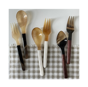 Juego de 6 cubiertos con cabeza de cuerno y mango de resina de tres tonos, cuchara, tenedor, cubiertos para ensalada, utensilios de cocina, vajilla de mesa - Product Image 1