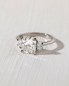 Anillo de compromiso de tres piedras de diamante con corte de cojín de 11mm | Piedras laterales trapezoidales Plata de Ley 18K chapado en oro minimalista nupcial - Product Image 5