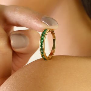 Anillo de Media Eternidad Apilable de Oro Amarillo K14 con Esmeralda Zambiana Engastada en Canal, Joyería de Piedras Preciosas de Alta Calidad de Fabricante - Product Image 2