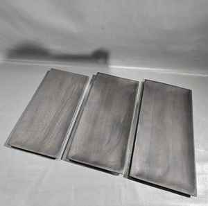 Bandeja de servicio de madera de estilo antiguo con asas talladas para platos y platos de temas rústicos o vintage disponibles para la venta - Product Image 4