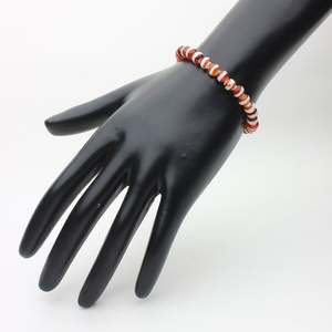 กำไลข้อมือโหราศาสตร์สำหรับทุกเพศทุกวัย ได้รับการรับรองจาก Arihant Gems & Jewels ทำจากหินคาลซิโดนีสีน้ำตาลและสีขาวธรรมชาติ  คริสตัลเสริมพลังบวก - Product Image 4
