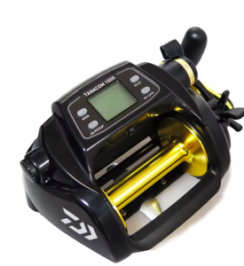 Carrete de Pesca Eléctrico Daiwa Tanacom 1000 para Pesca de Grandes Peces, Pantalla en Inglés - Tanacom1000, al Mejor Precio - Product Image 1