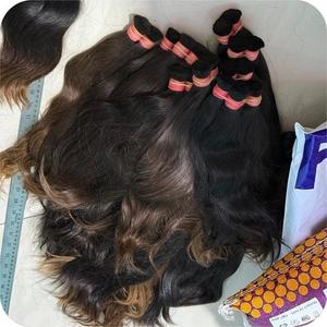 Paquets de cheveux ondulés de temple indien naturels en vrac Extensions de cheveux vierges bruts non transformés Cuticule alignée Fournisseur de gros - Product Image 1