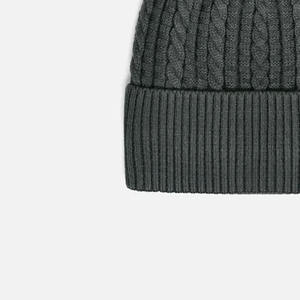 Gorros unisex cálidos y elegantes hechos de acrílico suave, perfectos para usar en invierno, moda casual o para publicidad. - Product Image 6