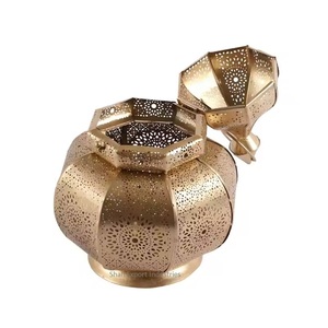 Lanterne à bougie marocaine en fer doré décoratif unique Lanternes de décoration d'éclairage au sol et suspendues - Product Image 4