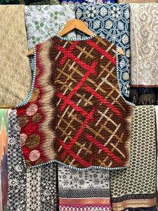 Chaleco acolchado de algodón recortado hecho a mano para mujer, abrigo Floral con cuello en V, regalos de vacaciones, chaqueta sin mangas para mujer, acolchado sostenible - Product Image 2