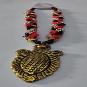 Élégance perlée vibrante faite sur commande pour élever n'importe quel collier perlé de regard. Idéal pour les occasions spéciales et les cadeaux - Product Image 1