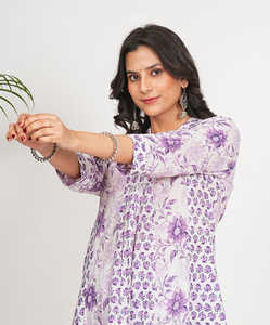 Ensemble Anarkali Kurta Pant Dupatta en coton pour femmes, imprimé floral, longueur mollet, col en V, manches trois quarts, blanc, vêtements ethniques - Product Image 3