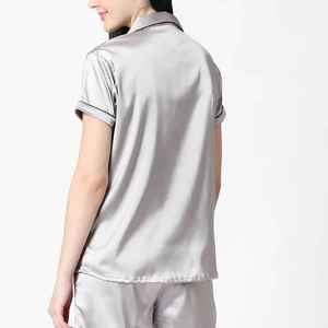 Ensemble pyjama deux pièces en satin confortable pour femme avec logo frontal Options personnalisables Conçu pour un sommeil de luxe et confortable - Product Image 4