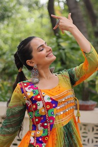 Dernière fausse georgette exclusive avec impression Leheriya et Bandhani avec fabricant de robe patch Kutchi d'Inde - Product Image 5