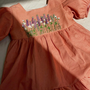 Vestido de lino suave bordado a mano para niñas, estilo informal para el primer cumpleaños de niños pequeños, OEM hecho en Vietnam - Product Image 2