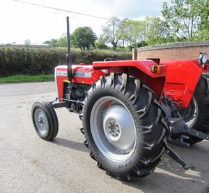Tractor Agrícola Massey Ferguson 240 de 45HP con Tracción en las 4 Ruedas y Caja de Cambios con Bomba y Rodamientos - Product Image 1
