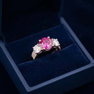 Anillo de Lujo Elegante con Tres Piedras Rosadas, Corte Redondo, Engaste de Tres Puntas, Acabado en Tono Plateado Pulido, Anillo de Declaración para Mujer - Product Image 4
