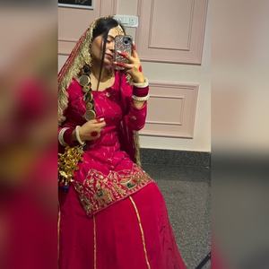 Ensemble salwar kameez en soie haut de gamme avec travail de broderie lourd sur le haut et le bas, avec dupatta assorti pour les sorties décontractées, vente en gros - Product Image 2