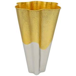 Grand vase de sol extérieur en aluminium moderne, fait main, léger, personnalisable, finition argentée, décoration pour la maison et les mariages QAMAR - Product Image 3