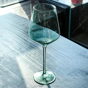 Copa de Vino de Cristal Azul y Gris, Hecha a Mano, Ecológica, Diseño Moderno y Lujoso, Silueta Clásica que Realza las Mesas - Product Image 3