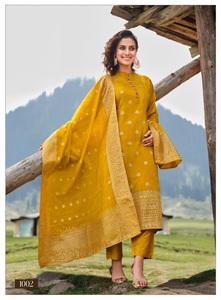 ชุดสำเร็จรูปผ้าไหมโดลาแท้พร้อมผ้าคลุมไหล่ลายแจ็คการ์ด คอลเลคชั่นขายส่งชุดอินเดียและปากีสถาน - Product Image 2