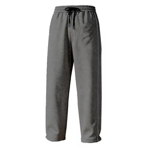 Una versión moderna del Jogger clásico, estos pantalones de chándal ofrecen un aspecto elegante y ajustado, perfecto para salidas informales o entrenamientos ligeros - Product Image 2