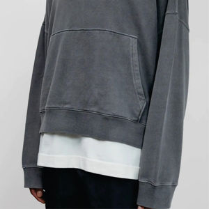 Sudadera deportiva de cuello redondo verde bosque de ajuste holgado cálido y acogedor 77% algodón 23% técnica de patrón de estampado de soplo de poliéster reciclado - Product Image 4