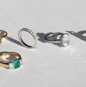 แหวนแต่งงานมอยส์ซอไนต์สีขาวทอง14K พร้อม0.75กะรัตหินเจียระไนทรงกลมสวยงามแหวนวางซ้อนกันได้ - Product Image 4