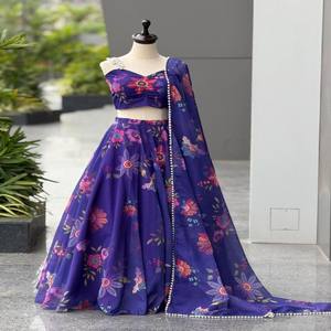 Conjunto de Lehenga VASTRA COTTAGE de Seda Organza Pura con Estampado Digital, Blusa Acolchada con Vuelo y Dupatta con Borde de Encaje con Perlas - Product Image 3